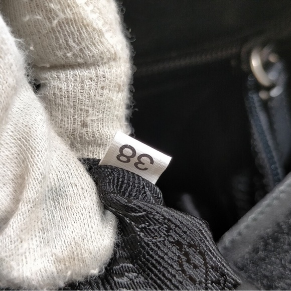 ✨SOLD✨ PRADA • AUTHENTIC VINTAGE BLACK GENUINE LEATHER LOGO STRAP SHOULDER BAG - Picture 7 of 9